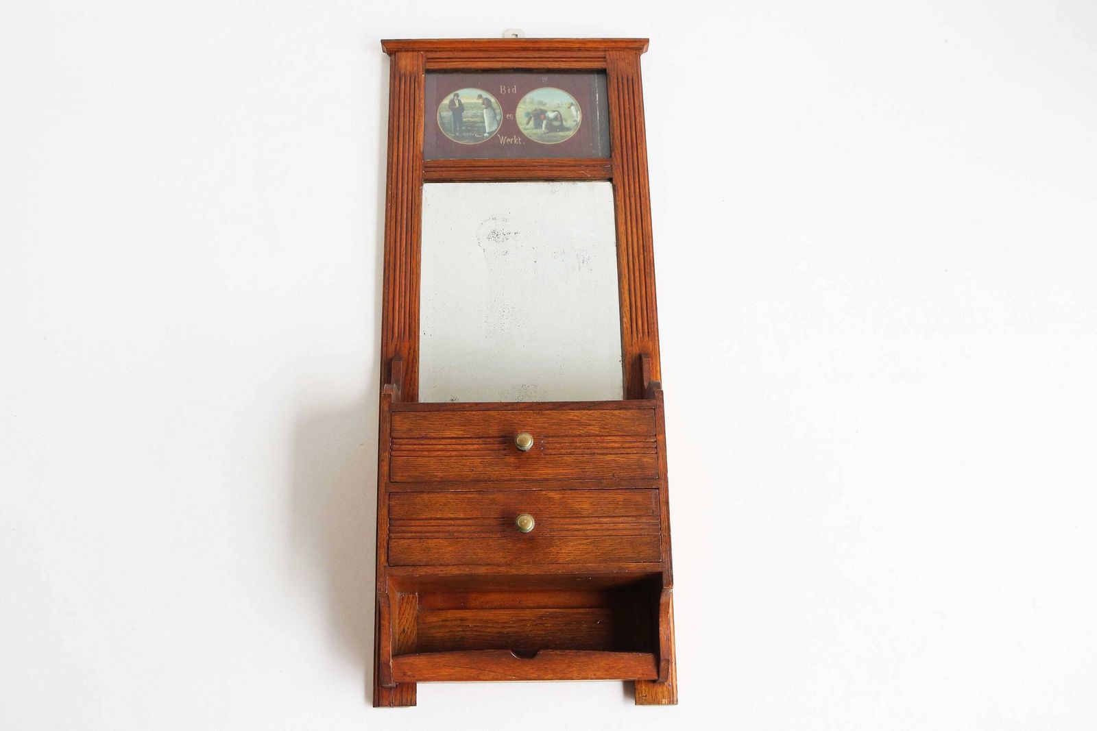 Prays And Works Vintage Antiek Hangkastje Met Geslepen Spiegel Met Gebruikssporen, Halmeubel, Toiletcabinet, Wandspiegel Voor Slaapkamer, Twee Lades, Kamtray, Jaren 1930 photo buy