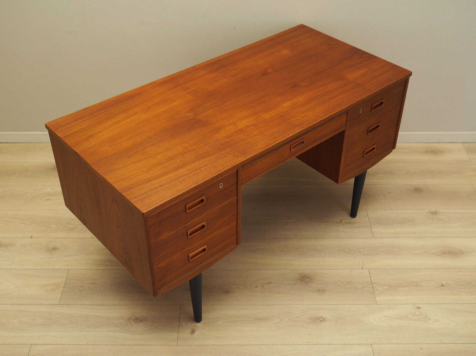 Teak Desk, Danish Design, 1970s, Production: Denmark photo vinterior