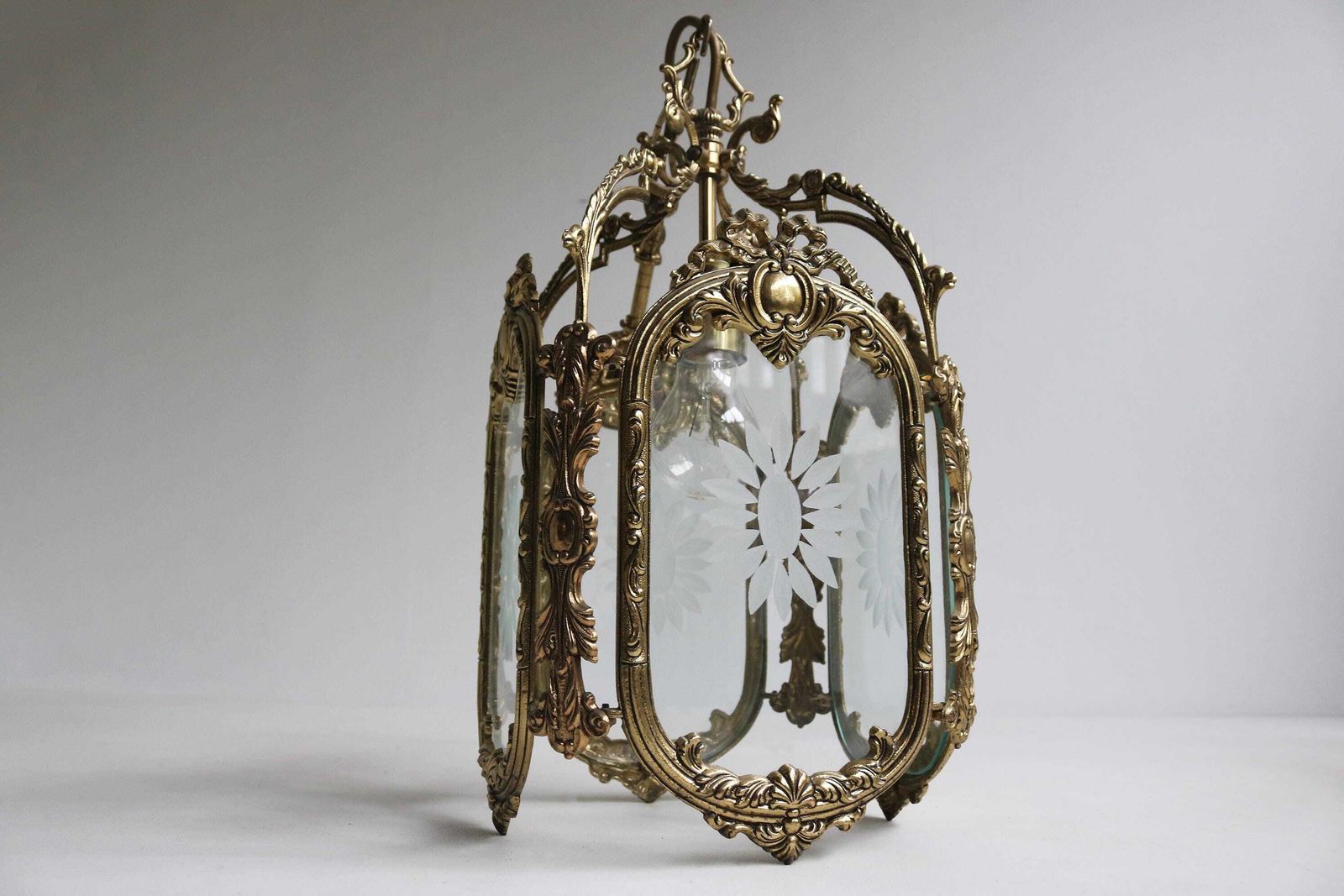 Antieke Stijl Franse Hanglantaarn Louis XVI Stijl – Gegoten Messing En Gegraveerd Glas – Bloemmotief – Hallantaarn – Ca. Jaren 1950 photo for sale
