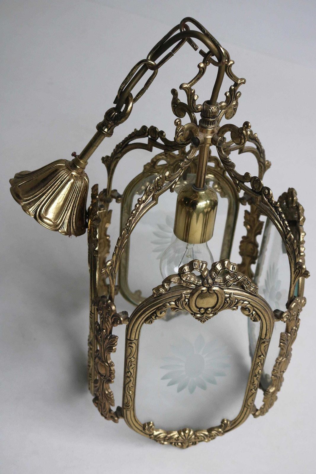 photo for sale Antieke Stijl Franse Hanglantaarn Louis XVI Stijl – Gegoten Messing En Gegraveerd Glas – Bloemmotief – Hallantaarn – Ca. Jaren 1950
