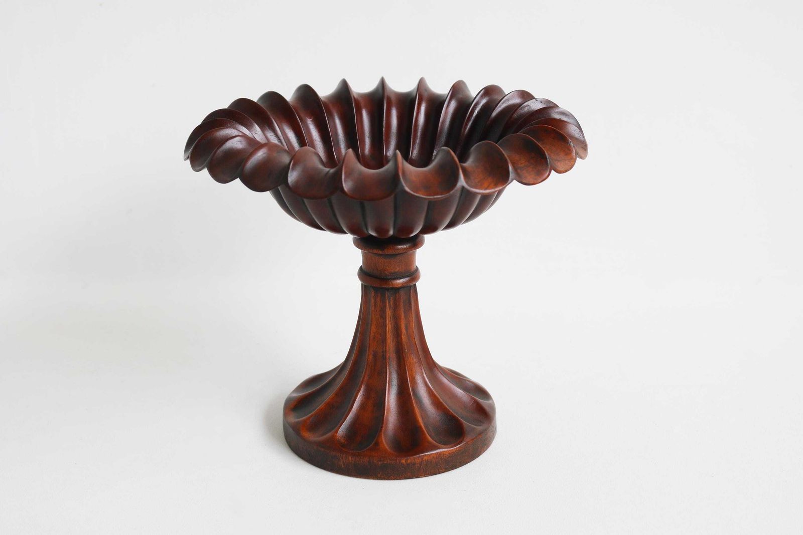 Antiek Engelse Treenware Tazza – Met De Hand Gesneden Houten Schaal Op Voetstuk Met Geschulpte Rand & Patina – 19e Eeuw