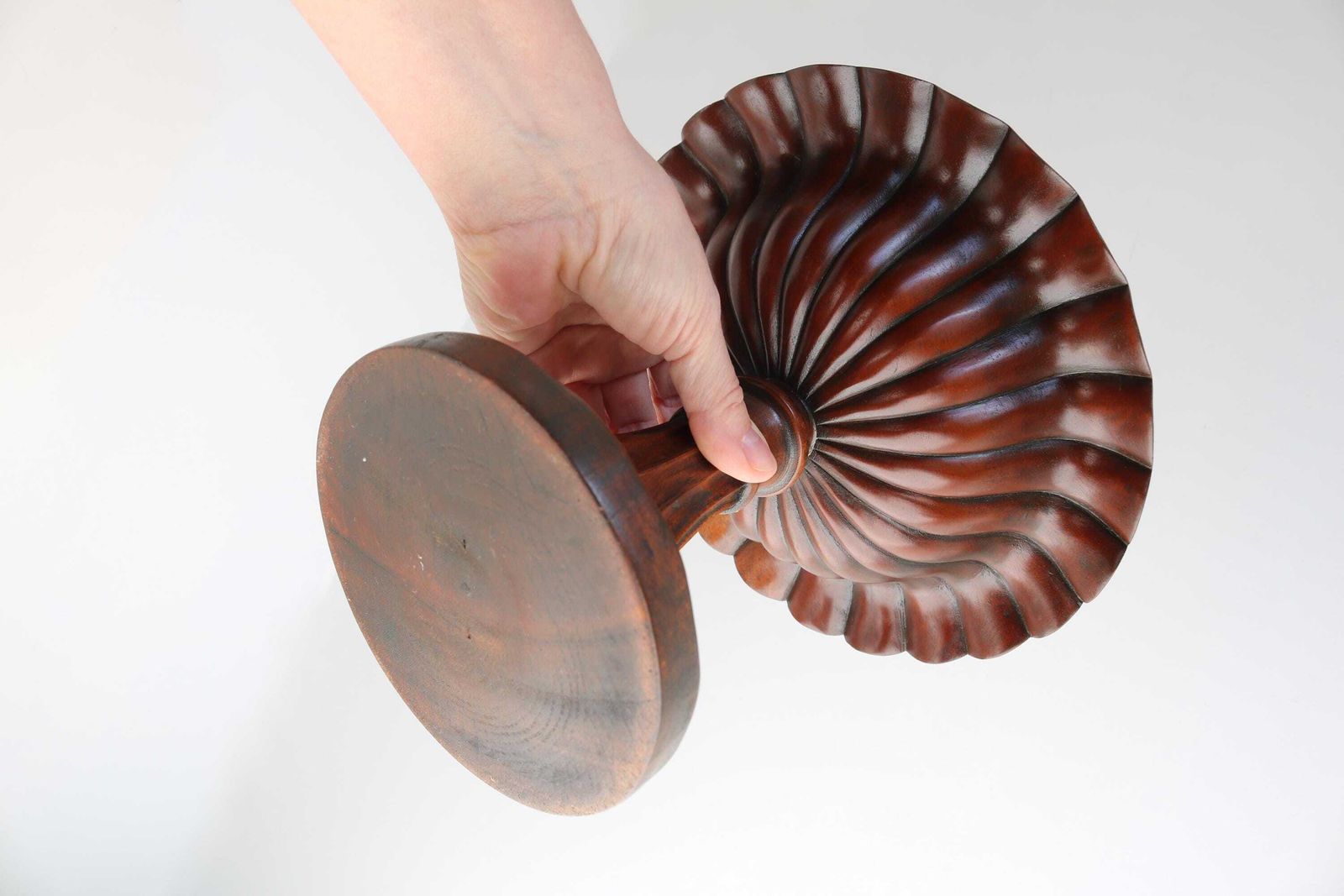 photo for sale Antiek Engelse Treenware Tazza – Met De Hand Gesneden Houten Schaal Op Voetstuk Met Geschulpte Rand & Patina – 19e Eeuw