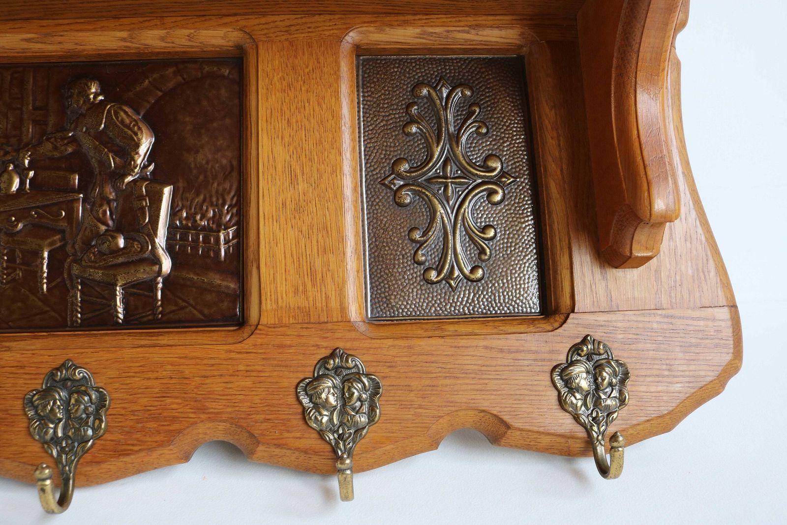 Mid Century Eiken Kapstok – Vintage Hoedenrek, Halkapstok, Keukenrek Met Messing Haken En Bovenplank – Antiekstijl Boekenplank – Landelijke Stijl photo Meubels