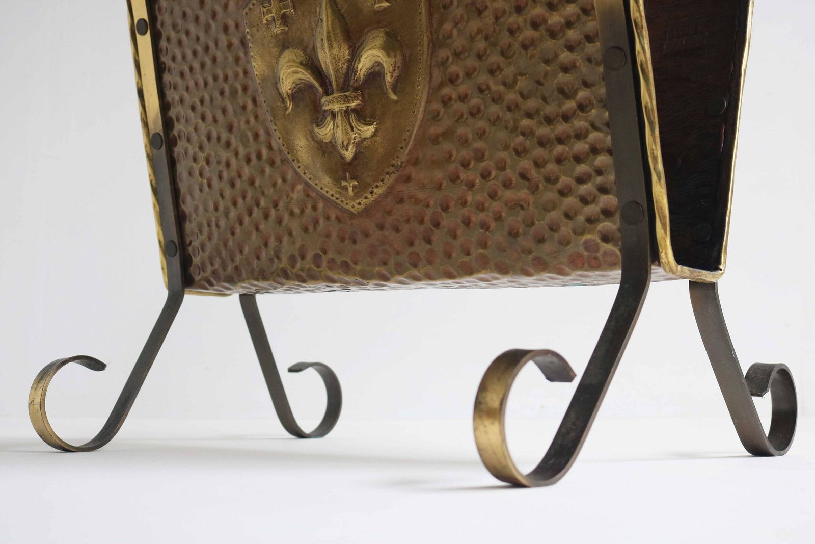 Vintage Messing Tijdschriftenrek Gehamerd Lectuurbak Fleur De Lis Tijdschrifthouder Mid Century Gedreven Scène Hollywood Regency Retro Jaren 1960 photo for sale