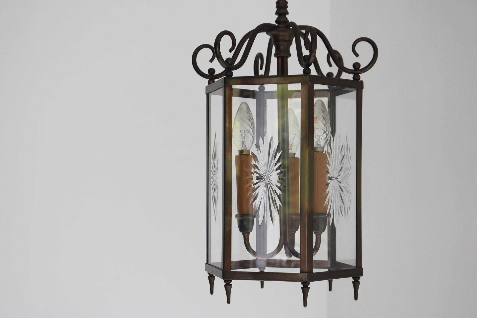 Neoklassieke Franse Messing En Gegraveerd Sterrenglas Hangende Hallantaarn Zes Panelen Lichtarmatuur Entreehal Hanglamp Kroonluchter 1950 photo furniture