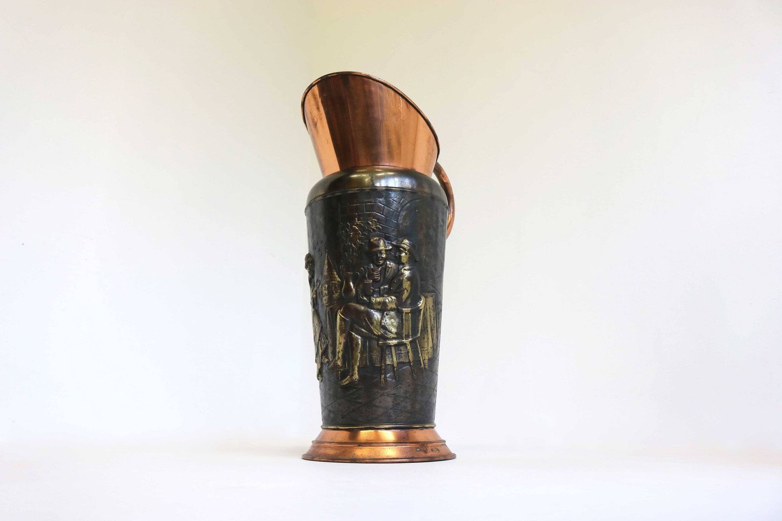 Antieke Stijl Vintage Gegraveerde Koperen Waterkan Vaas Decoratie Messing Kan Paraplustandaard Wandelstokhouder Franse Landelijke Stijl Ca. Jaren 1940–1950