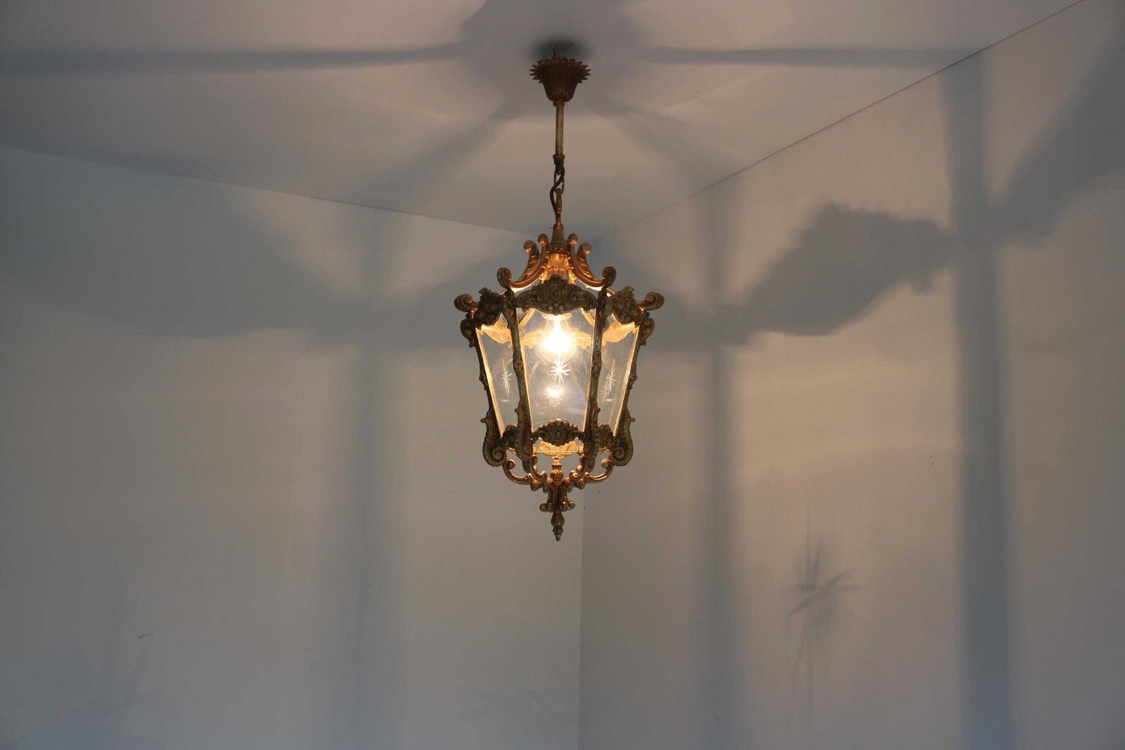 Antieke Stijl Franse Hanglantaarn – Louis XV Stijl – Gegoten Messing & Gegraveerd Glas Met Sterburst Motief – Hallantaarn / Vestibule Lantaarn – Ca. Jaren 1950 photo vintage
