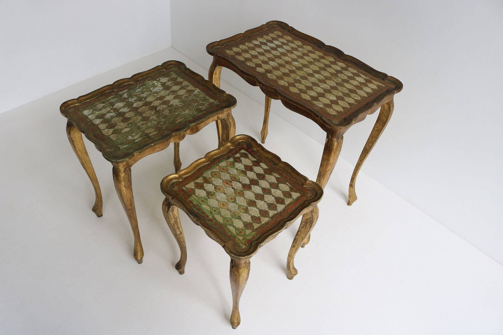 Set Van Drie Italiaanse Florentijnse Vergulde Houten Bijzettafels In Hollywood Regency Stijl, Stapelbaar – Jaren 1960 photo 562.0