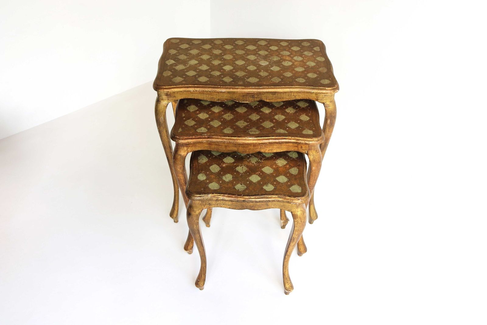 Set Of Three Florentine Coffee Tables In Gilded Wood Italian Nesting Tables Neoclassical Gilded Side Tables Golden Hand Painted 1960s