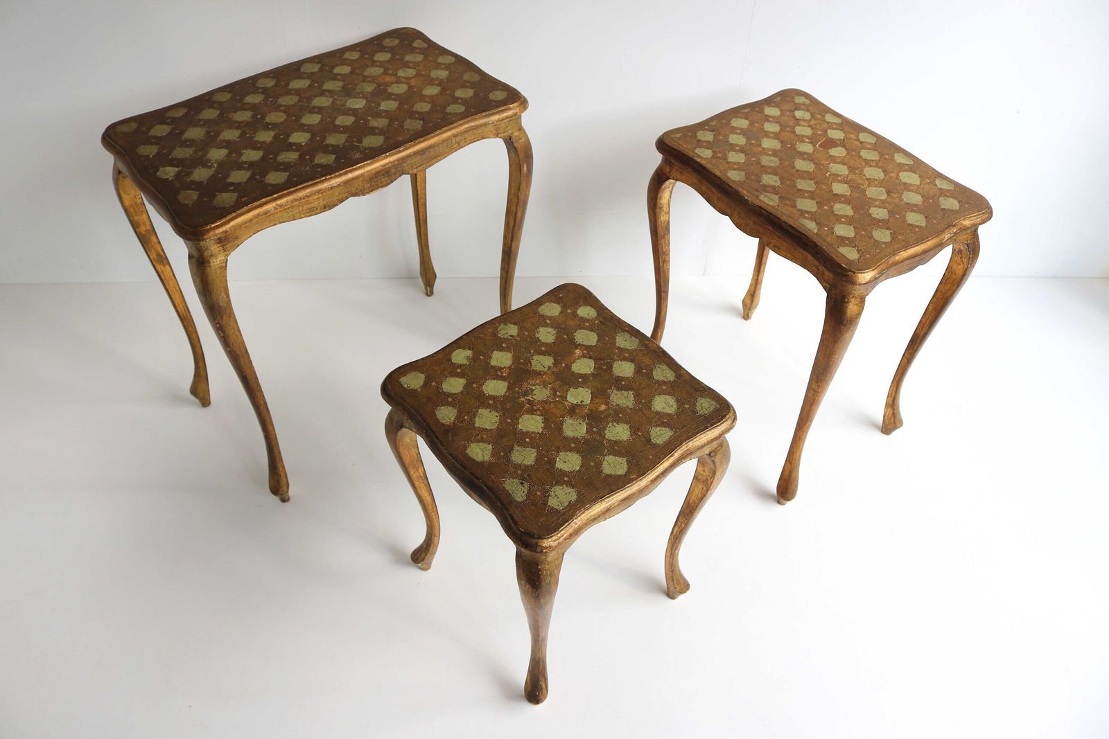 Set Van Drie Florentijnse Salontafels In Verguld Hout – Italiaanse Nesttafels – Neoklassieke Vergulde Bijzettafels – Goudkleurig, Handgeschilderd, Jaren 1960 photo Meubels