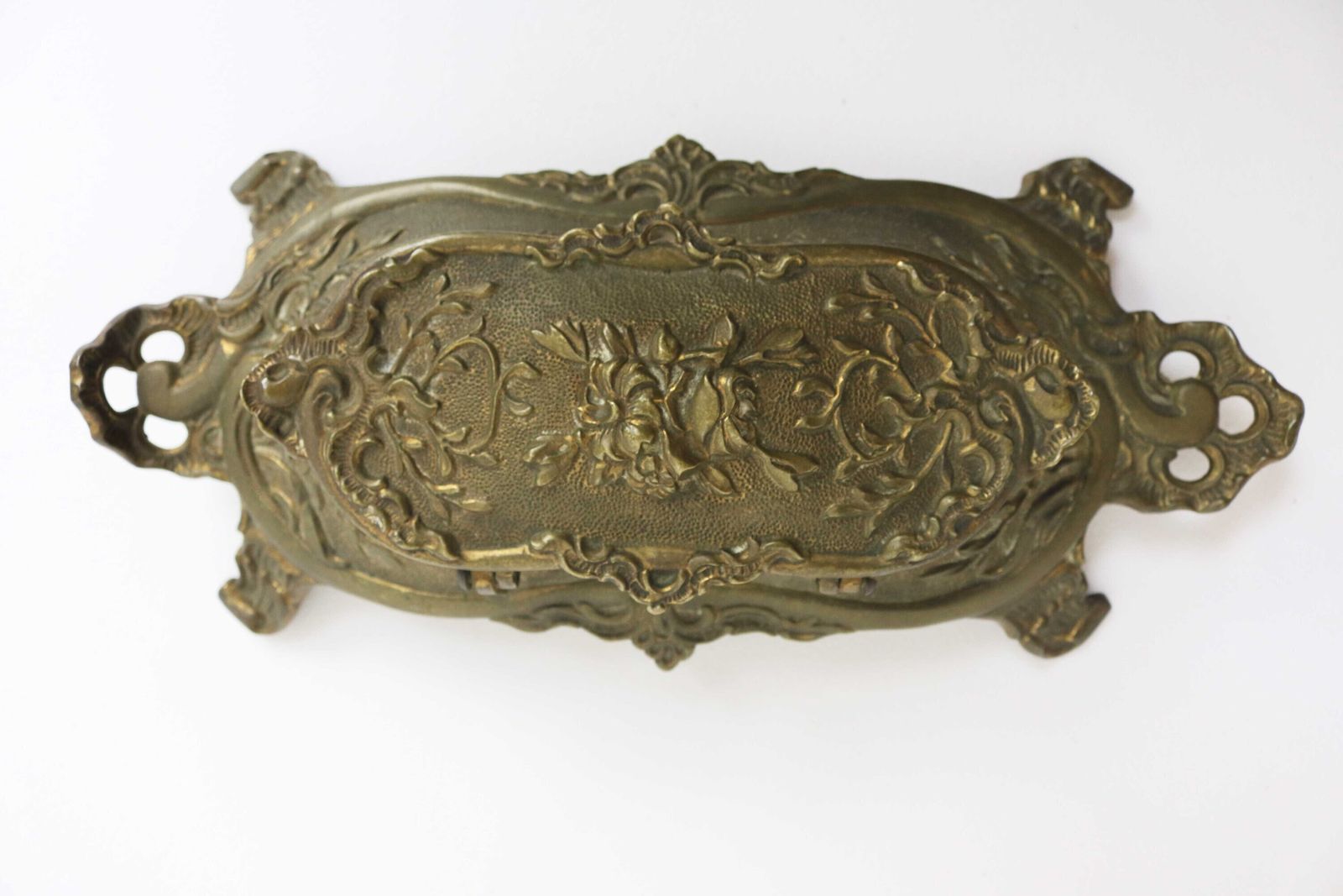 Antiek Frans Bronzen Postzegeldoos Met Bloemmotieven – Bureauaccessoire Met Vier Vakken, Ca. 1900–1920 photo for sale