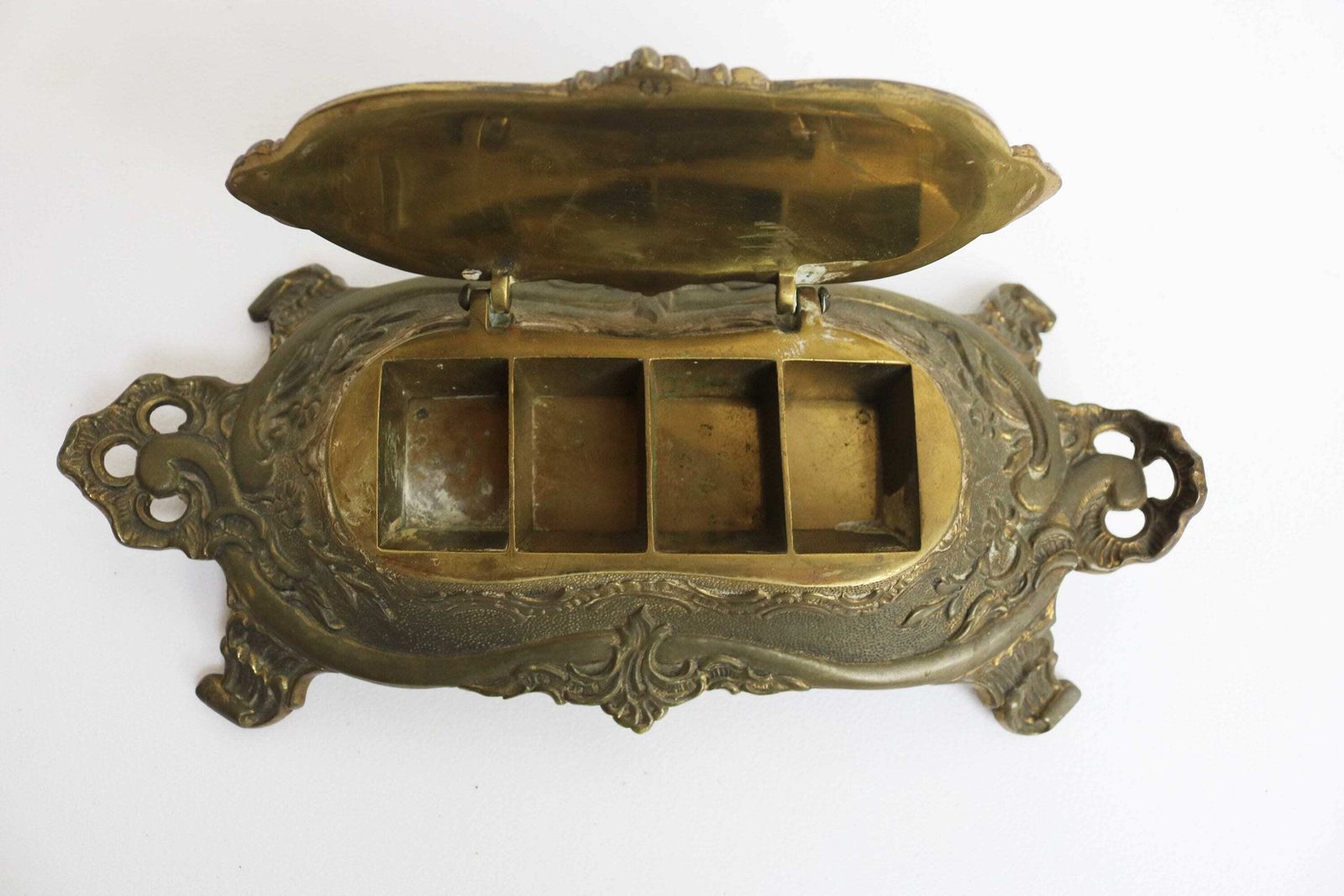 Antiek Frans Bronzen Postzegeldoos Met Bloemmotieven – Bureauaccessoire Met Vier Vakken, Ca. 1900–1920 photo vinterior