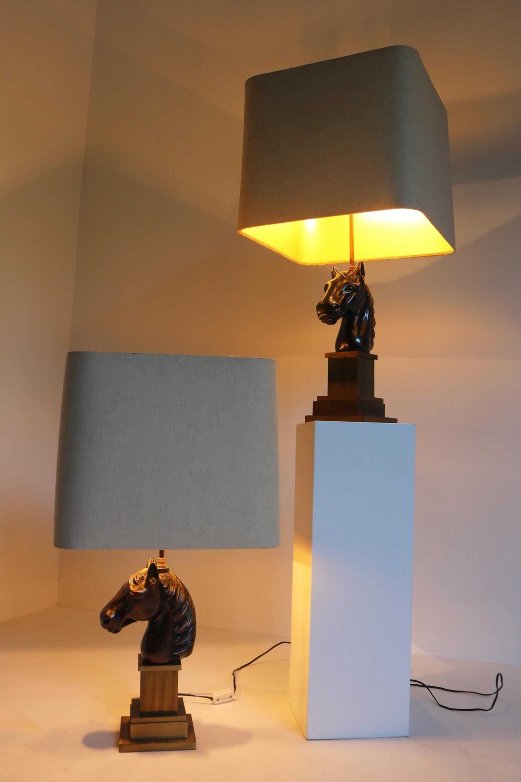 Twee Hollywood Regency Paardenhoofdslampen, Mid Century Koppel Messing Paarden Tafellampen Met Kappen, Jaren 1970 photo vintage