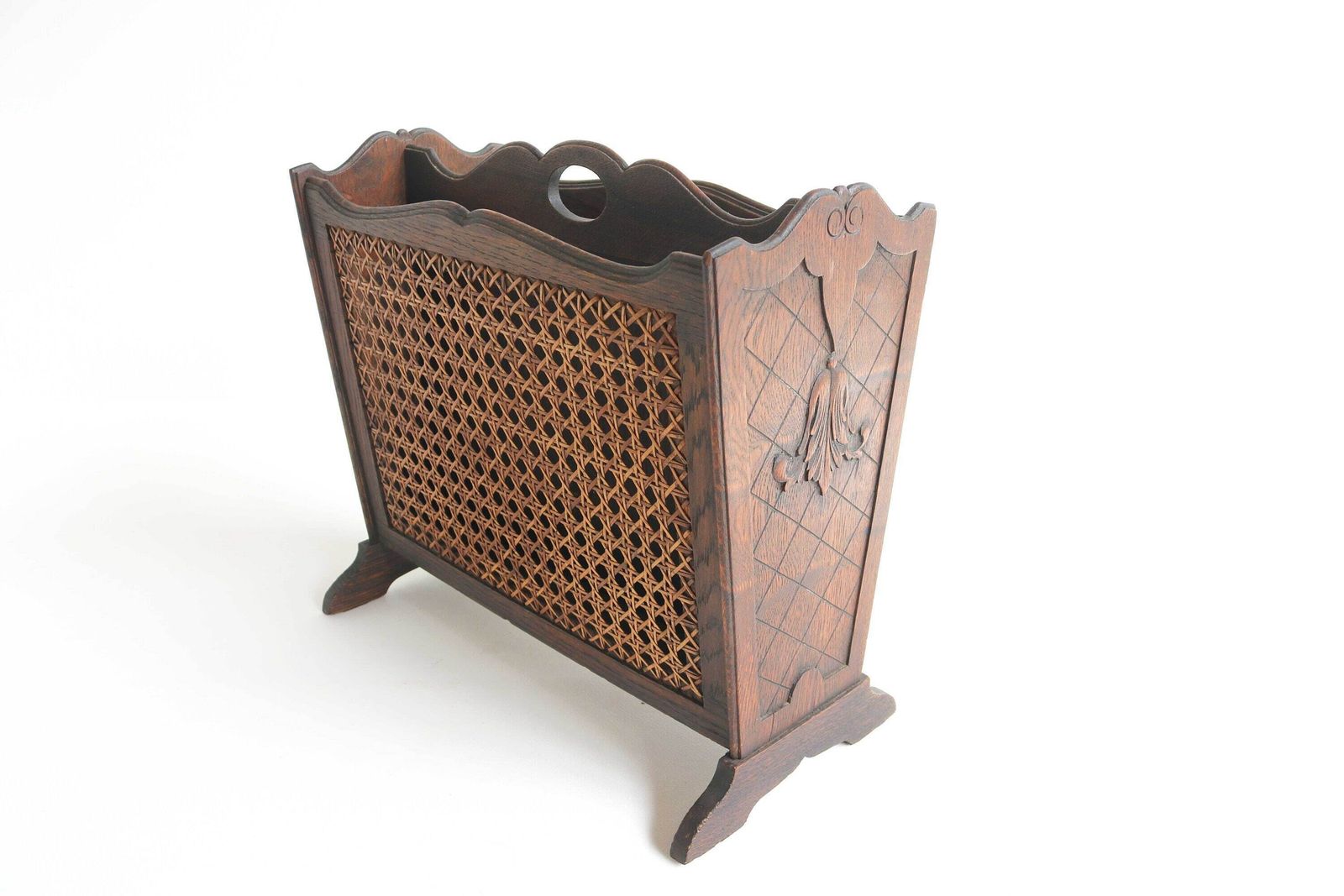 Houten Tijdschriftenrek Met Houtsnijwerk, Rattan En Krantenvak – Franse Mid Century Stijl, Ca. Jaren 1950