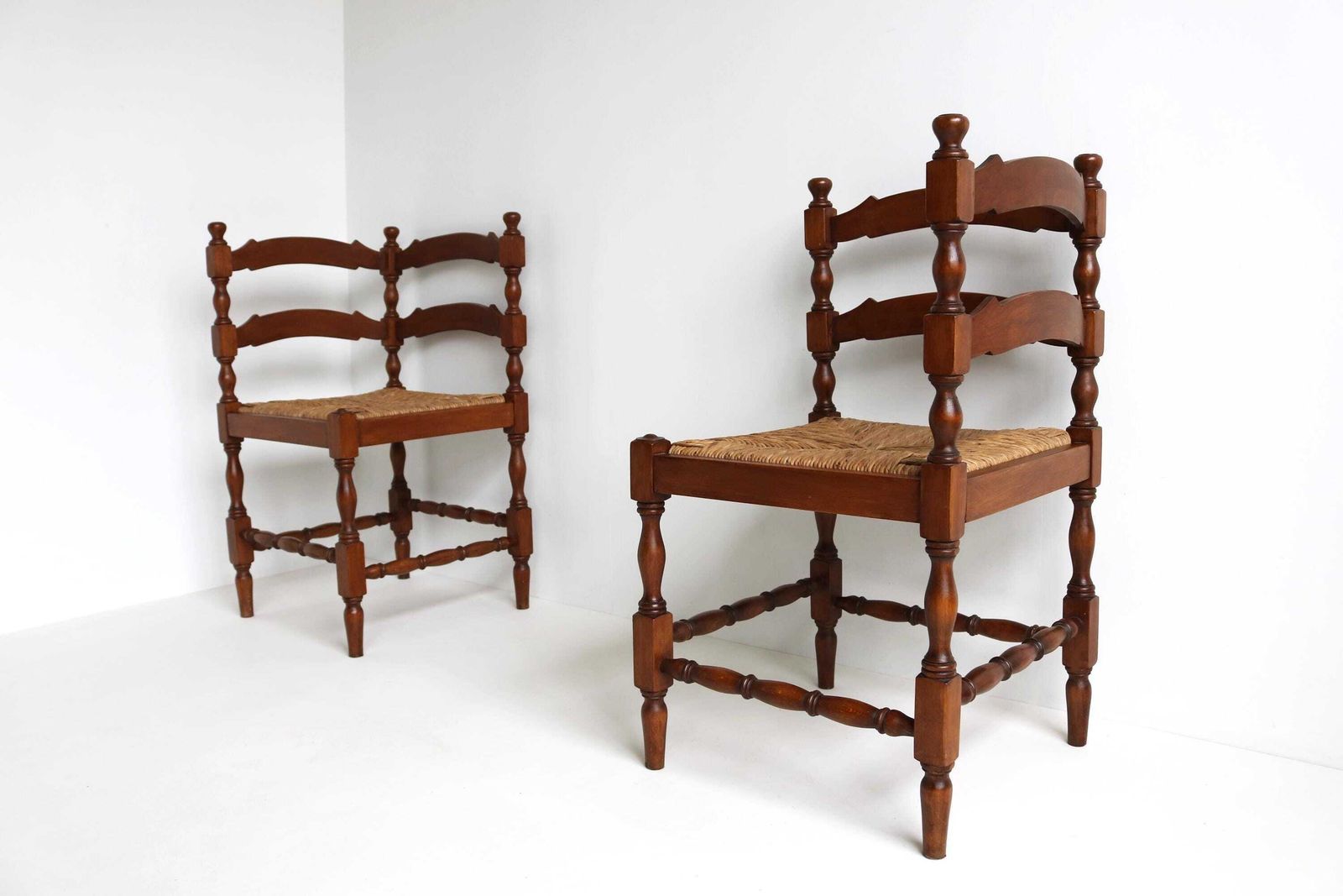 Paar Antieke Nederlandse Hoekstoelen – Rustiek Eiken Met Gevlochten Biezen Zitting – Jaren 1930, Boerenhuisstoelen photo Meubels