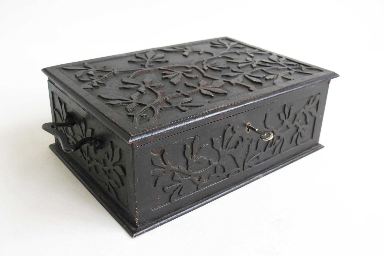 Arts And Crafts Victoriaanse Antieke Opbergkluis Met Deksel – Geldkistje – Art Nouveau Gietijzeren Slot – Brandveilige Schatkist – Sieraden En Archieven – 1880 photo furniture