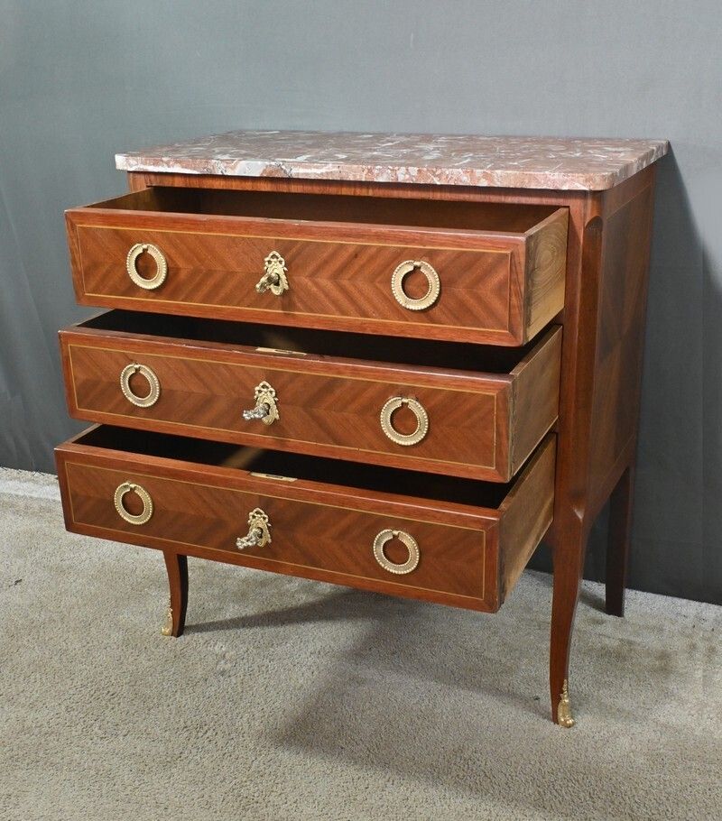 photo vintage Small Mahogany Chest Of Drawers – Part 1 Of The 20th Century