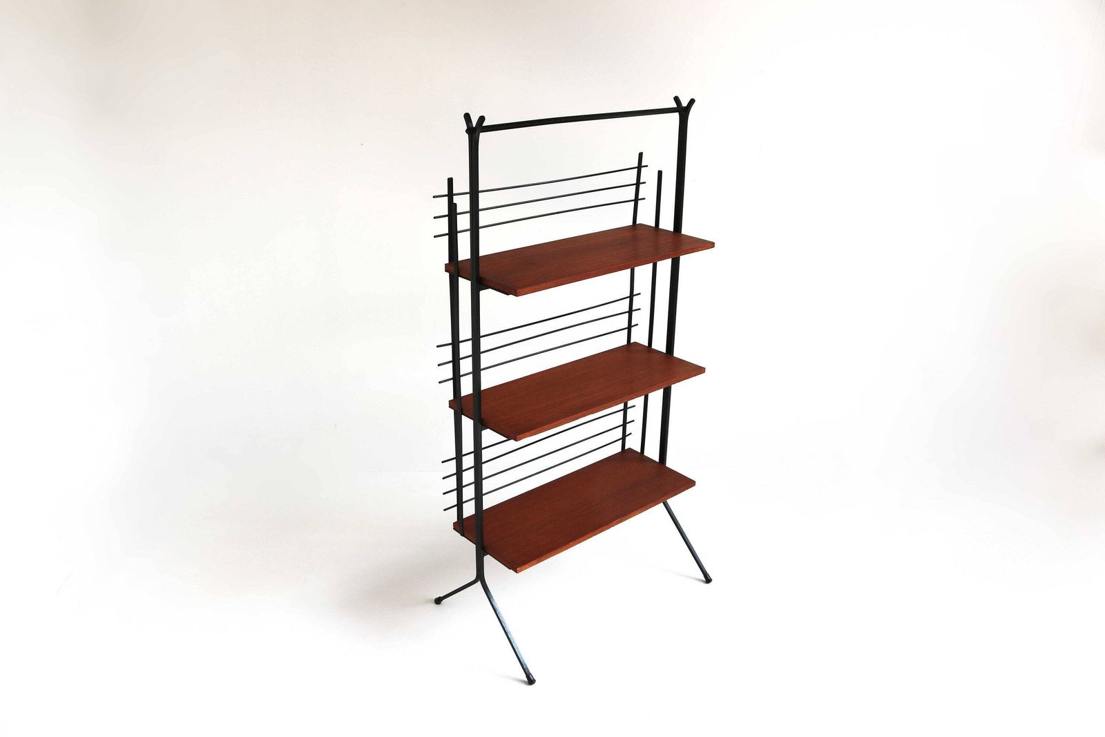 Vintage Klein Zwart Metalen En Teakhouten Vrijstaande Stellingkast Roomdivider Staand Rek Boekenkast Plantenstandaard Etagère Mid Century Retro