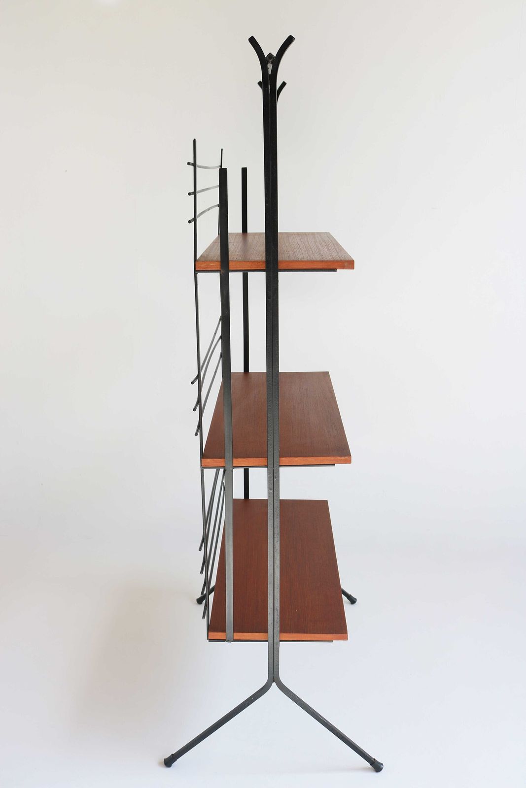 Vintage Klein Zwart Metalen En Teakhouten Vrijstaande Stellingkast Roomdivider Staand Rek Boekenkast Plantenstandaard Etagère Mid Century Retro photo vinterior