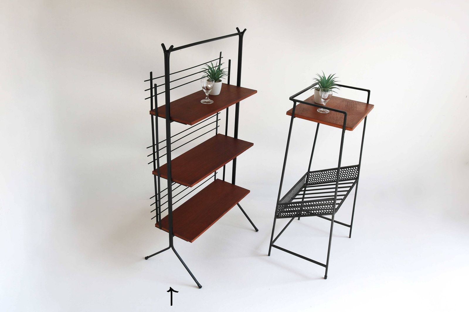 photo for sale Vintage Klein Zwart Metalen En Teakhouten Vrijstaande Stellingkast Roomdivider Staand Rek Boekenkast Plantenstandaard Etagère Mid Century Retro