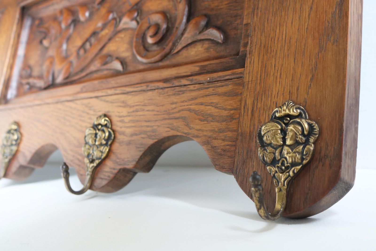 Nederlandse Eiken Wandrek Met Draakjes, Messing Haken, Vintage Handgesneden Houten Kapstok, Mid Century Keukenrek, Boekenplank, Jaren 1950 photo for sale