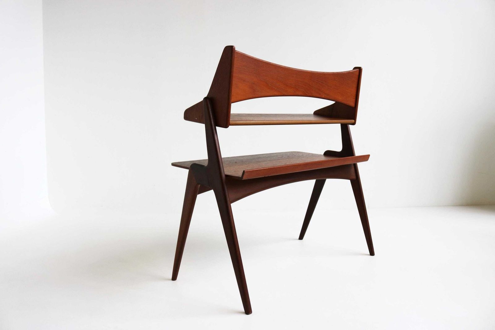 Vintage Deens Teakhouten Tijdschriftenrek Toegeschreven Aan Hans J. Wegner Voor Ry Møbler, 1950–1959, Gemaakt In Denemarken, Scandinavisch Design. photo Woonaccessoires