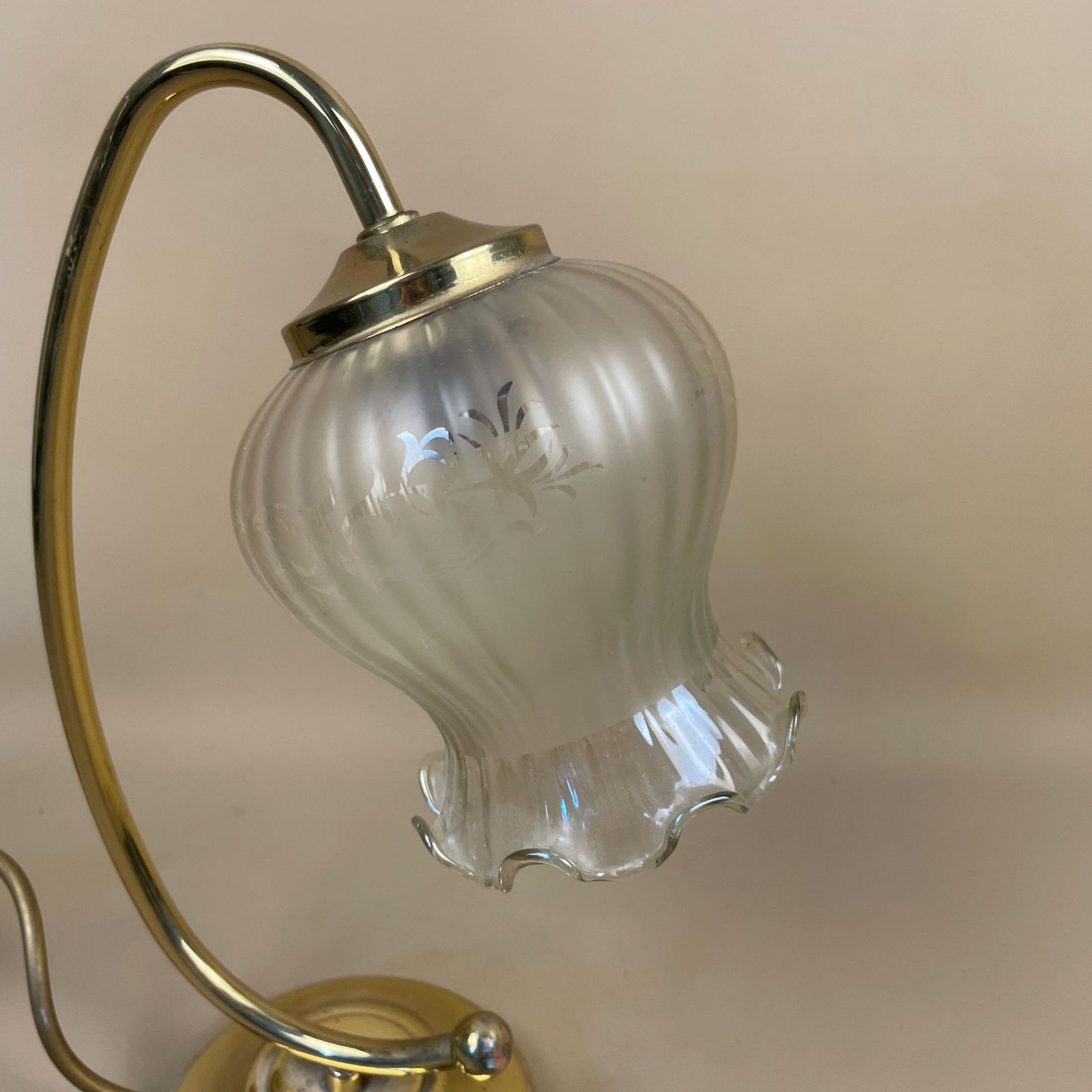 Vintage Metal Gold Brass Lamp Light Bedside Side Table Desk Clear Damask Glass Shade Ornate Round Base Vintage Lamps Pattern Curved photo furniture