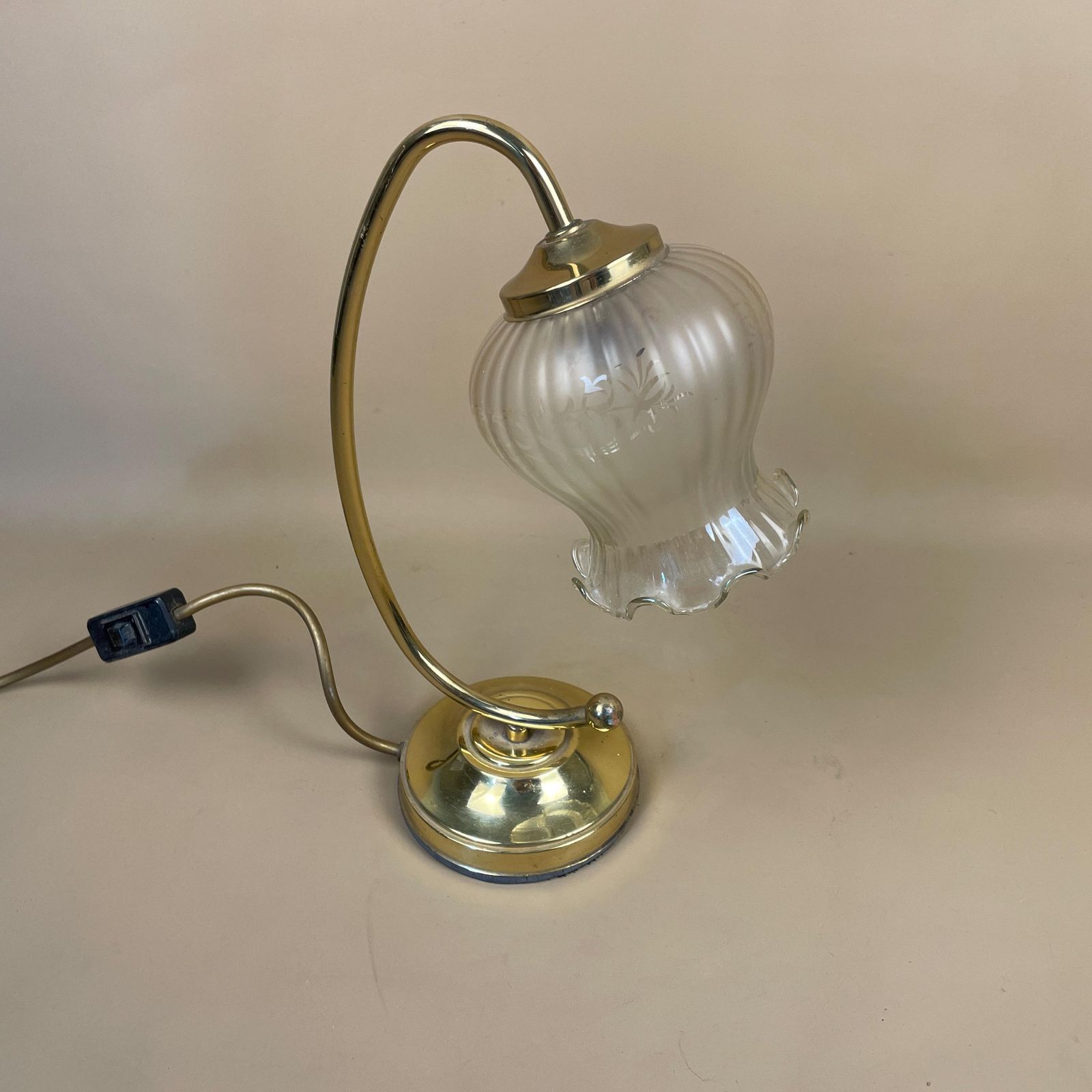 Vintage Metal Gold Brass Lamp Light Bedside Side Table Desk Clear Damask Glass Shade Ornate Round Base Vintage Lamps Pattern Curved photo Lighting