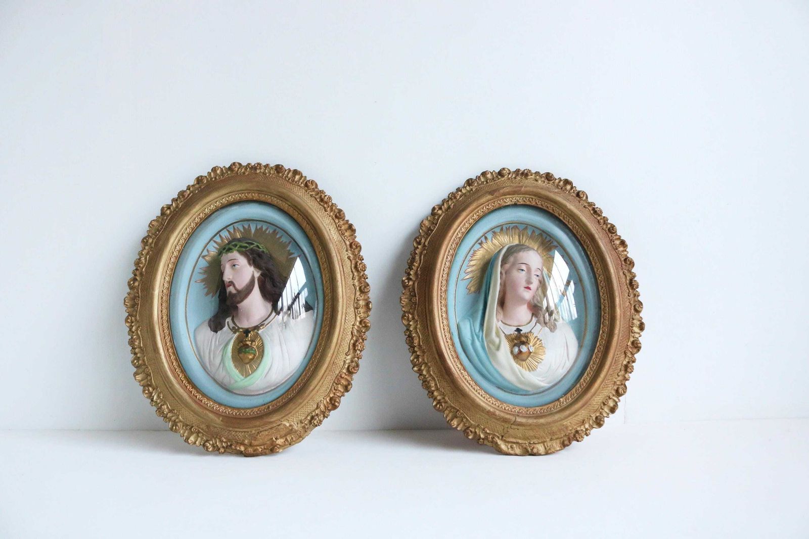 Paar Antieke Franse Victoriaanse Religieuze Plaques Met Jezus Christus En De Heilige Maagd Maria – Ovale Gipsen Wandlijsten Met Convex Glas, Ca. 1900 photo furniture