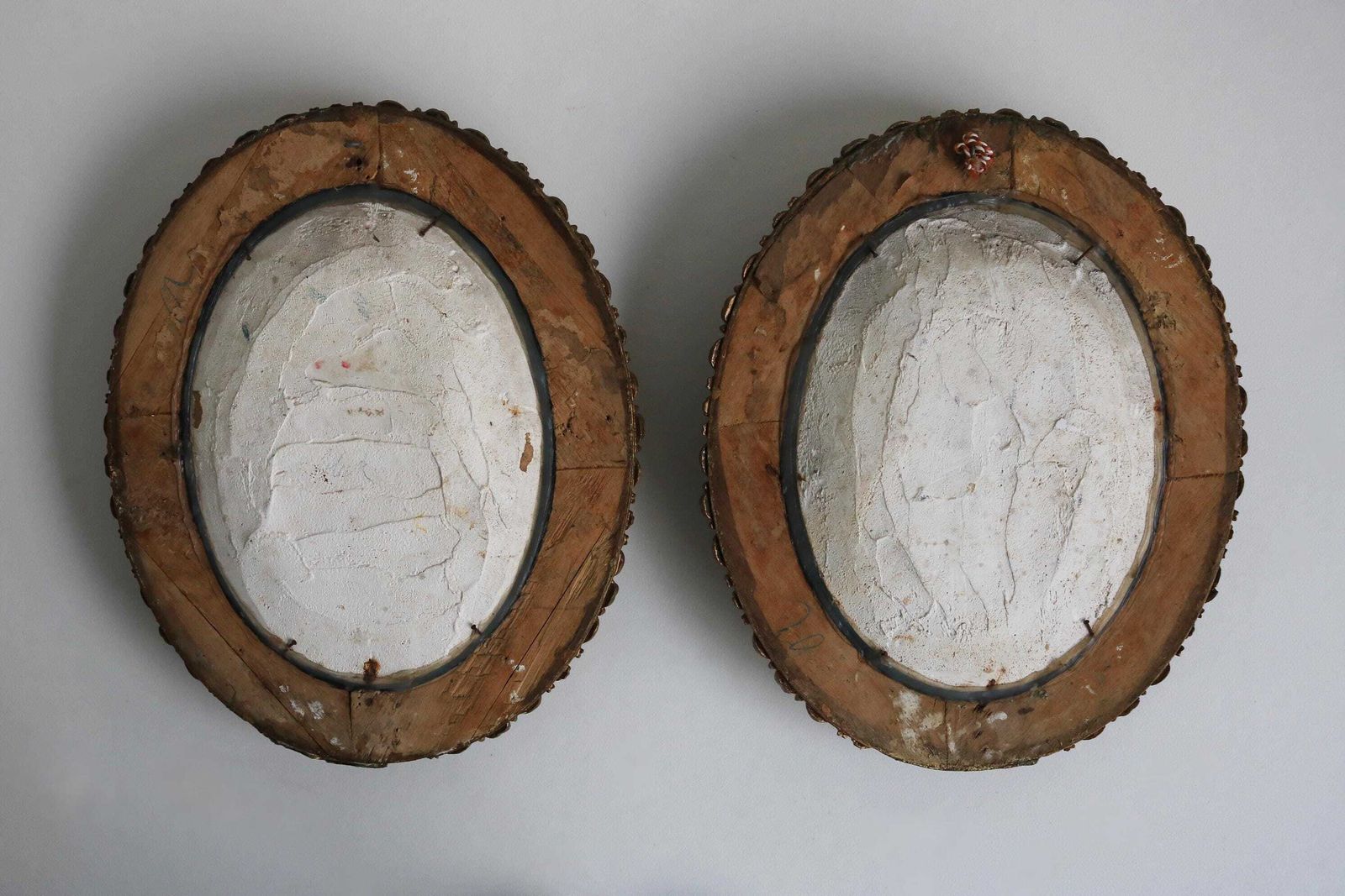 photo furniture Couple Antique French Victorian Religious Jesus Christ And Virgin Mary Secret Heart Plaques Oval Plaster Wall Frames Convex Glass Domes 1900