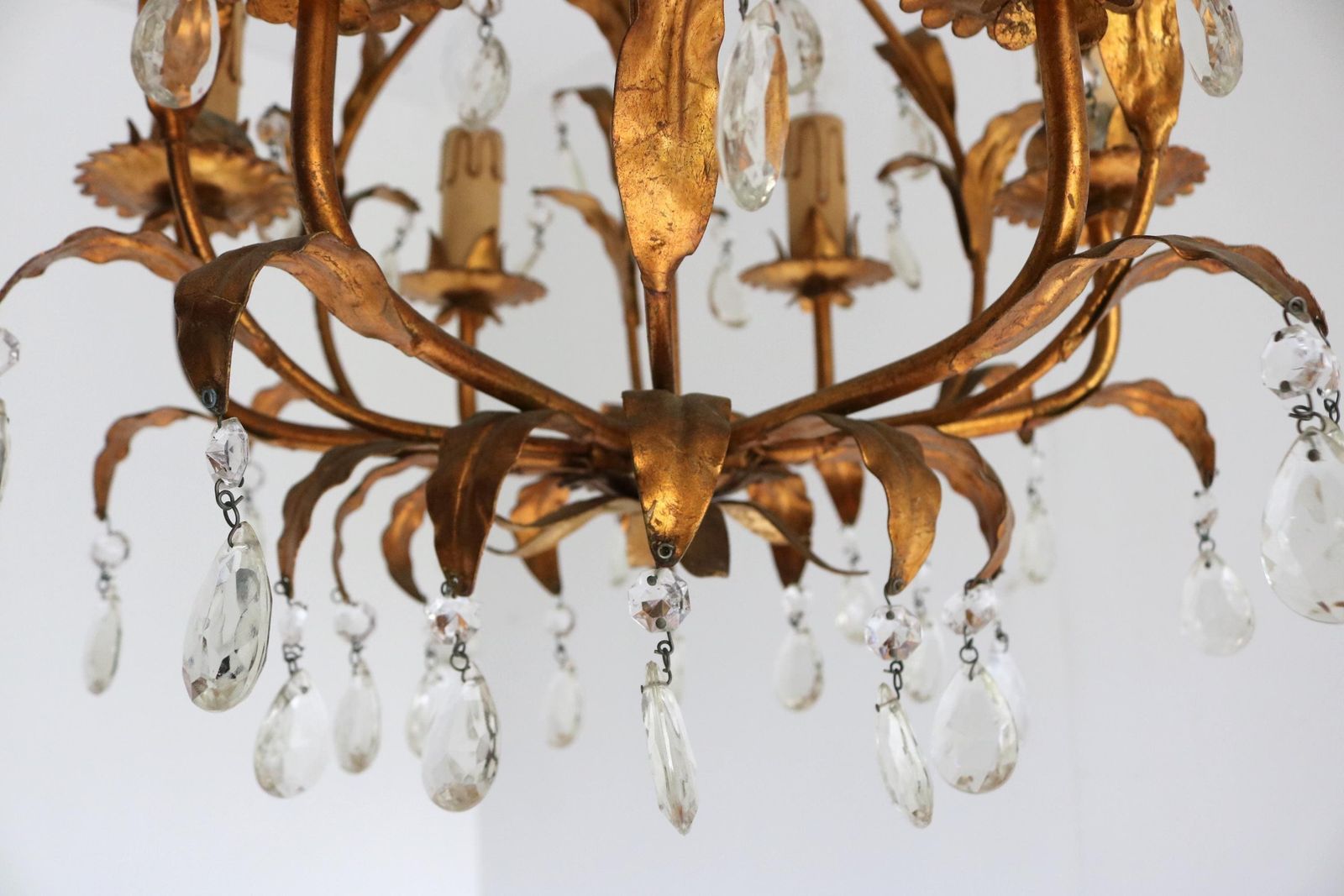 Italiaanse Geschilderde Vergulde Bladeren Kroonluchter Met Hangende Kristallen – Florentijnse Tole Hanglamp – Verguld Metaal – Hollywood Regency – Ca. Jaren 1950 photo for sale