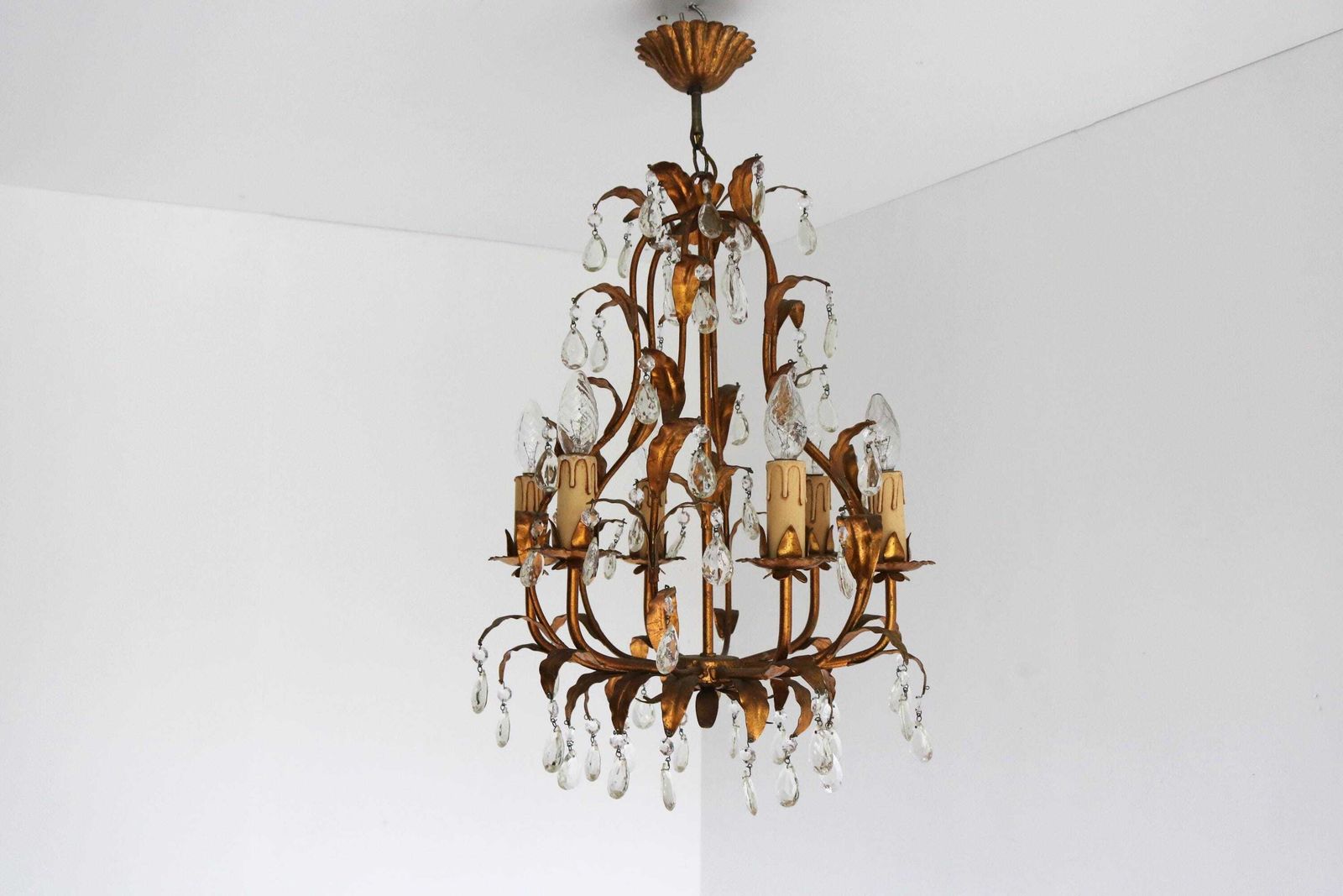 Italiaanse Geschilderde Vergulde Bladeren Kroonluchter Met Hangende Kristallen – Florentijnse Tole Hanglamp – Verguld Metaal – Hollywood Regency – Ca. Jaren 1950 photo Verlichting
