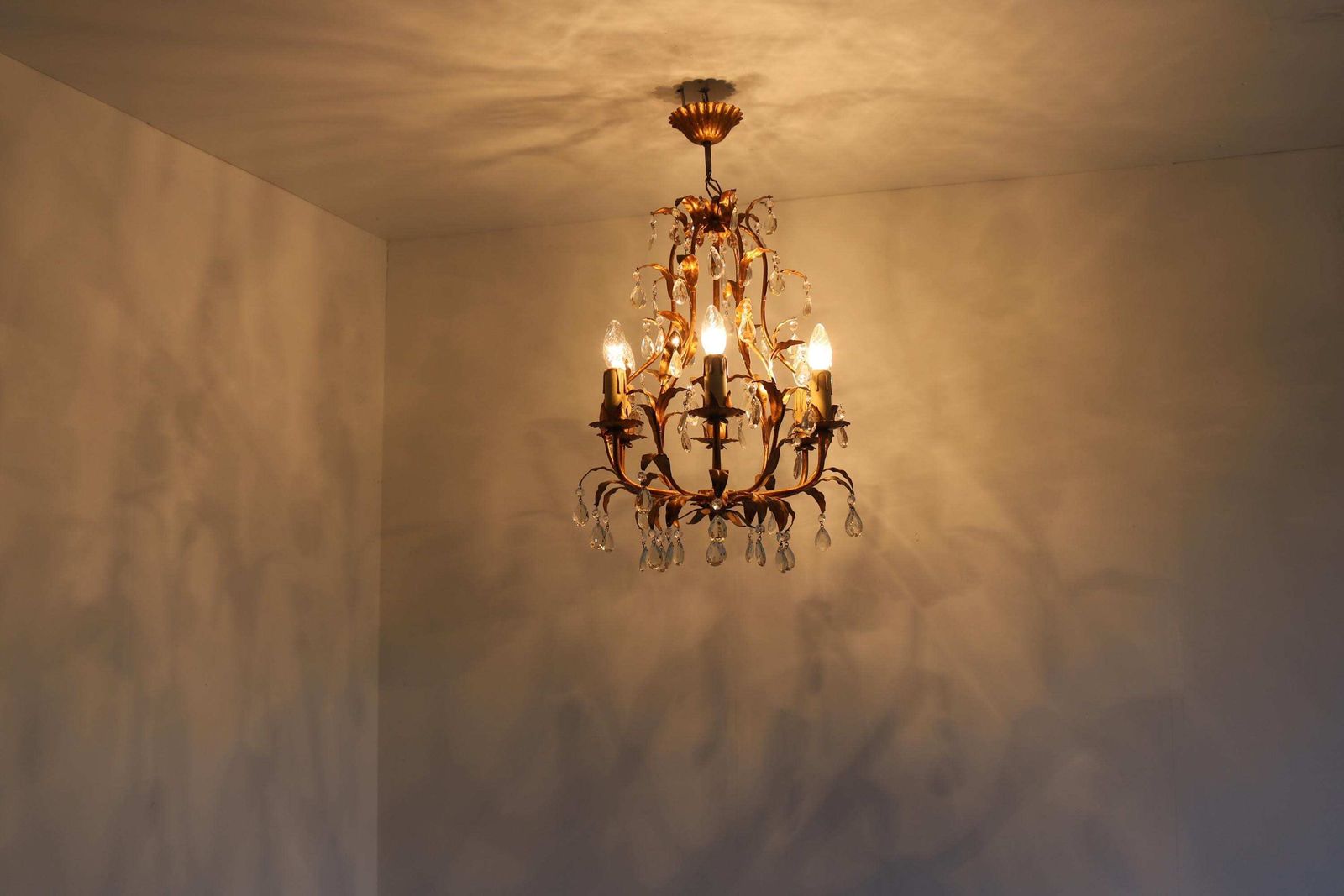Italian Patinated Gold Leaf Chandelier Hanging Crystals Florentine Tole Pendant Ceiling Light Gold Plated Metal Hollywood Regency 1950s photo 1281.0