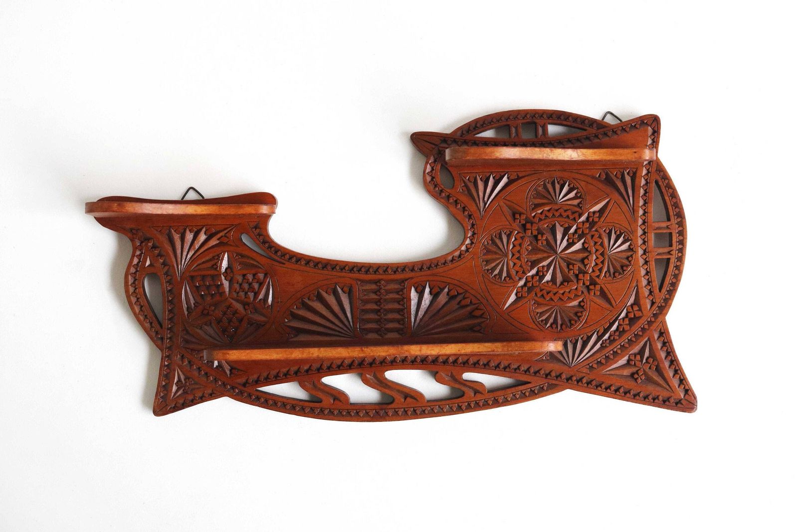Klein Mid Century Nederlands Provinciaal Wandrek Met Kerfsnijwerk – Fries Houtsnijwerk In Art Nouveau Stijl, Jugendstil, Ca. 1910