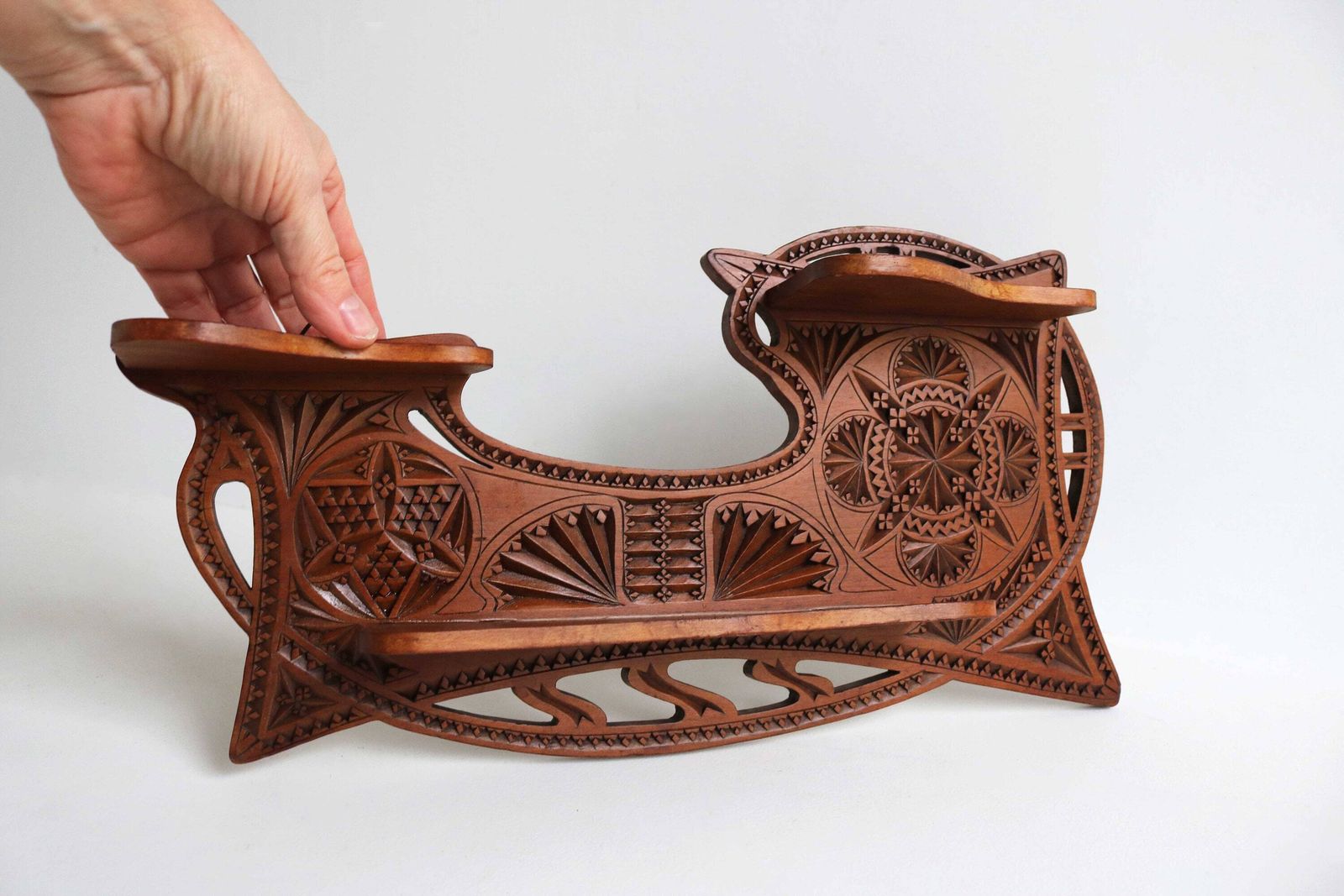 Klein Mid Century Nederlands Provinciaal Wandrek Met Kerfsnijwerk – Fries Houtsnijwerk In Art Nouveau Stijl, Jugendstil, Ca. 1910 photo furniture