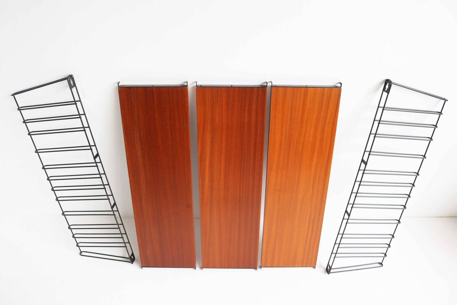 photo furniture Verstelbaar Vintage Mid Century Teakhouten Wandrek – Tomado Design, Ebbenhouten Metaal En Teak, Jaren 1950–1960, Dutch Design