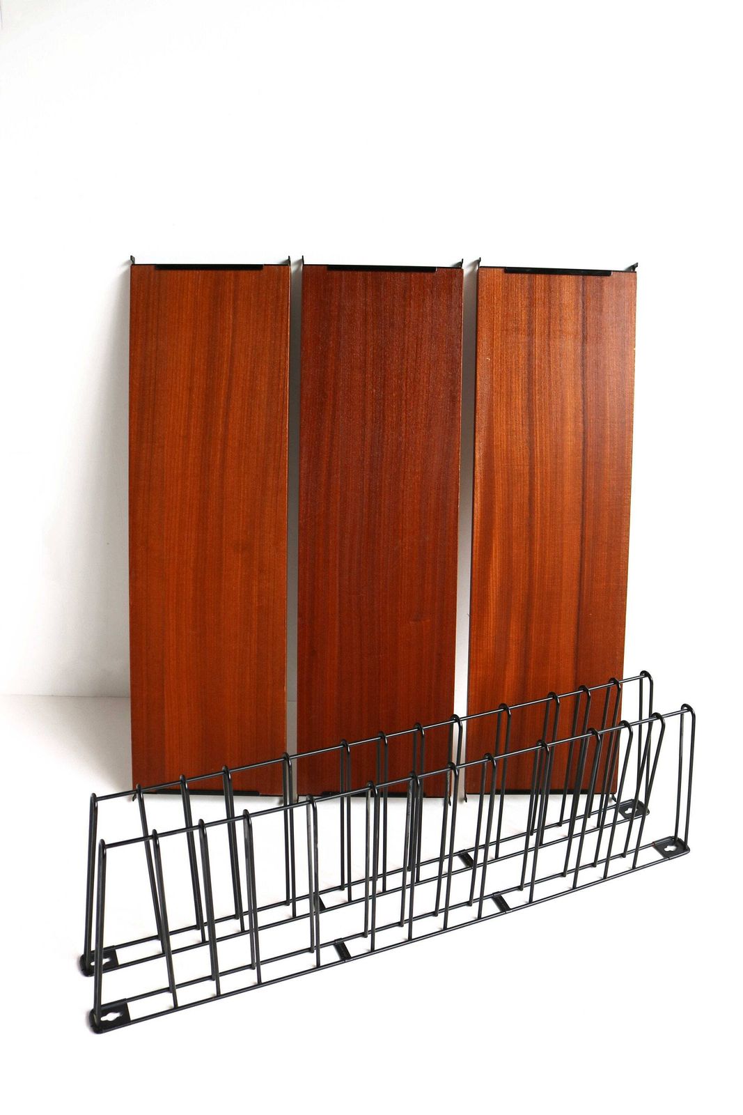 photo for sale Verstelbaar Vintage Mid Century Teakhouten Wandrek – Tomado Design, Ebbenhouten Metaal En Teak, Jaren 1950–1960, Dutch Design
