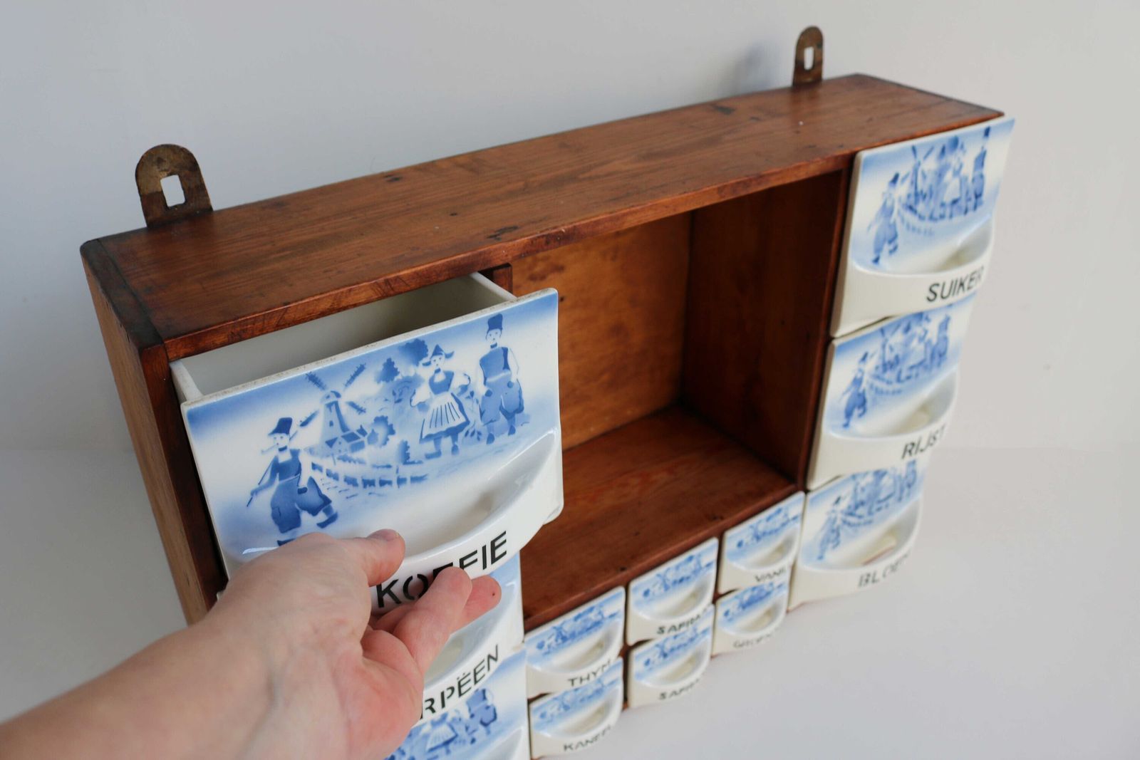 Antiek Nederlands Houten Specerijenkastje – Blauw/Wit Keramische Lades – Jaren 1920 – Windmolen/Boerentafereel – Wandkastje – Keuken – Landelijk – Porselein – Art Deco photo vinterior
