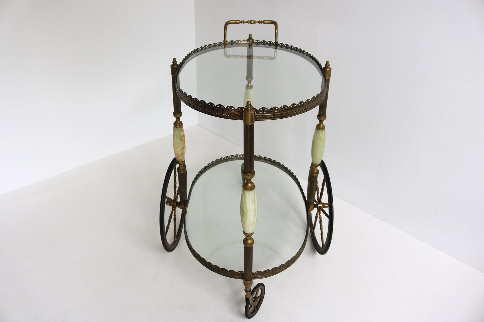 photo for sale Ovale Barcart Trolley Cocktailwagen Entertainmentwagen Beverages Theewagen Hollywood Regency Messing Glas Serveerkar Marmer Toegeschreven Aan Maison Jansen