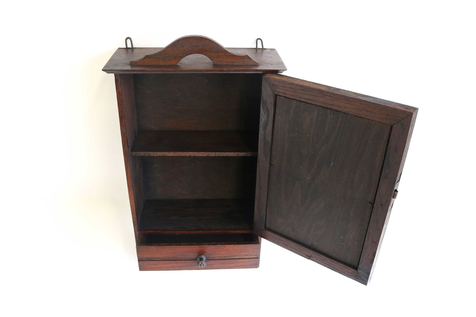 Vintage Klein Wandkastje Met Fronton, Geslepen Spiegel, Klein Laadje, Badkamer/Medicijn/Apotheek/Keukenkast, Twee Kleine Haken, Jaren 1930–40 photo vinterior
