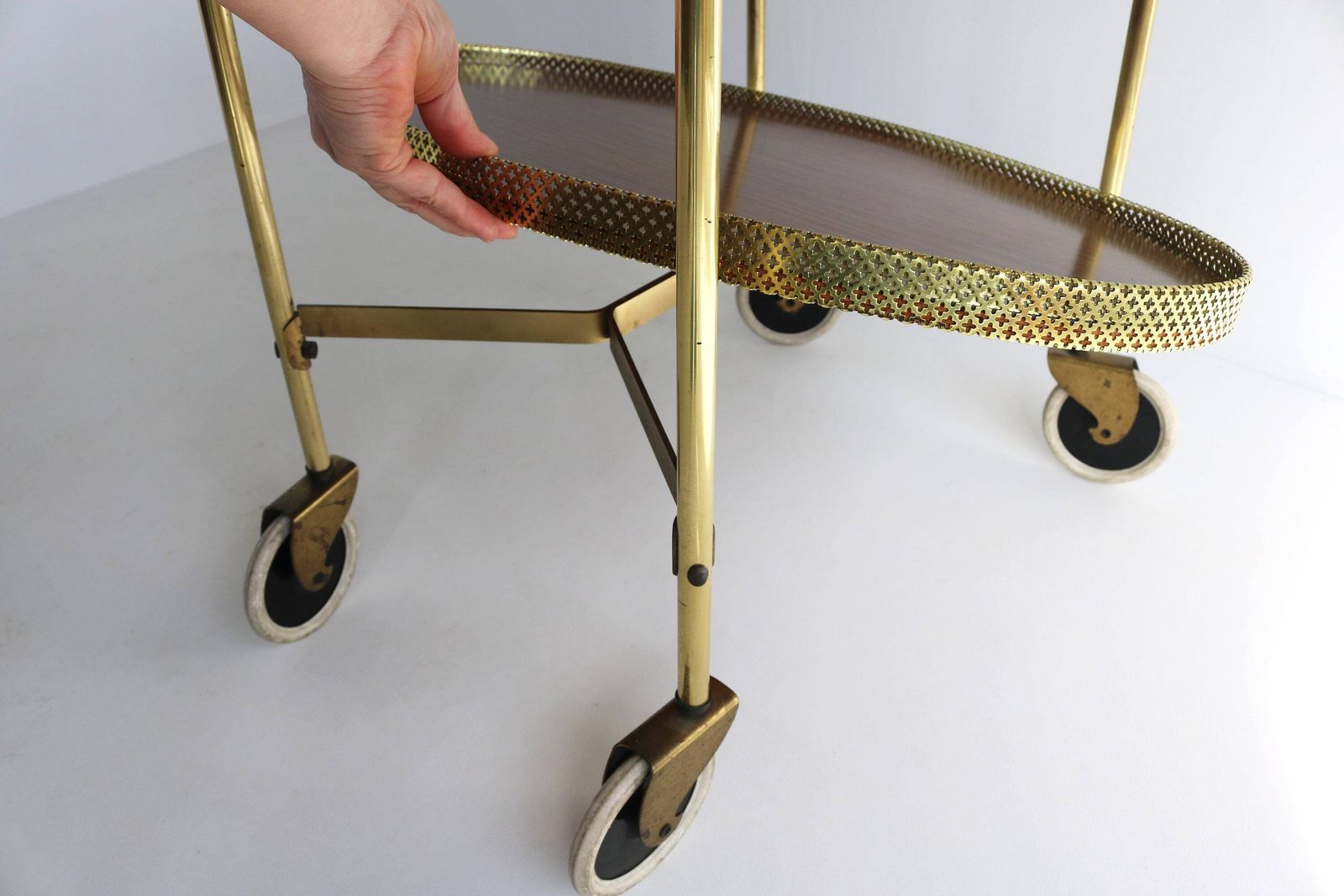 Ovale Mid Century Barcart Serveertrolley Cocktailkar Theekar Drankenkar Italiaans Hollywood Regency 1960 Vintage Flessenhouder Messing Bijzettafel photo vinterior