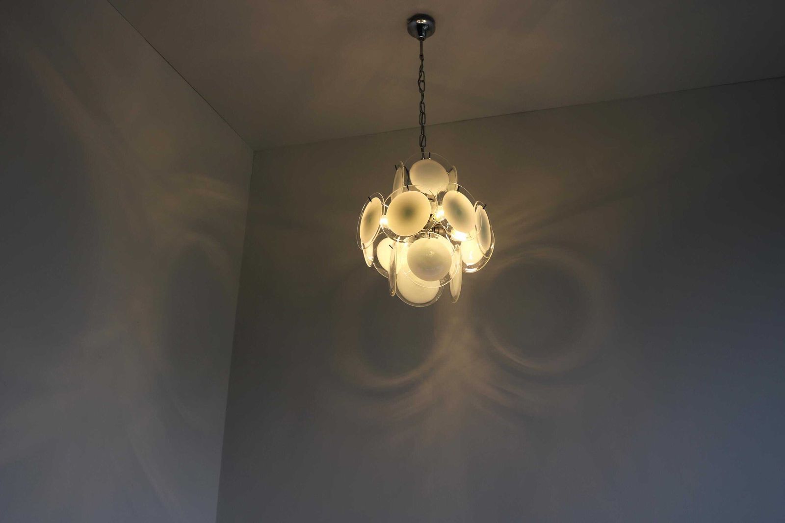 Vintage Murano Glass Disc Chandelier By Gino Vistosi | 1970s Italian Mid Century Modern Pendant Lamp | 16 White Transparent Discs photo buy