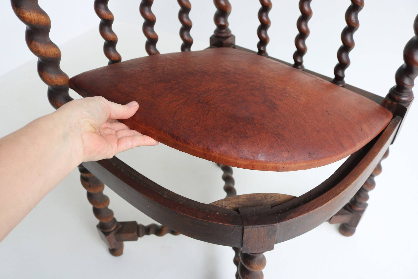 photo furniture Antique Rustic Wooden Corner Chair Barley Twist Knitting Chair Englisch Side Chair Leather Seat Fireside Chair Farmhouse Cottage Provincial