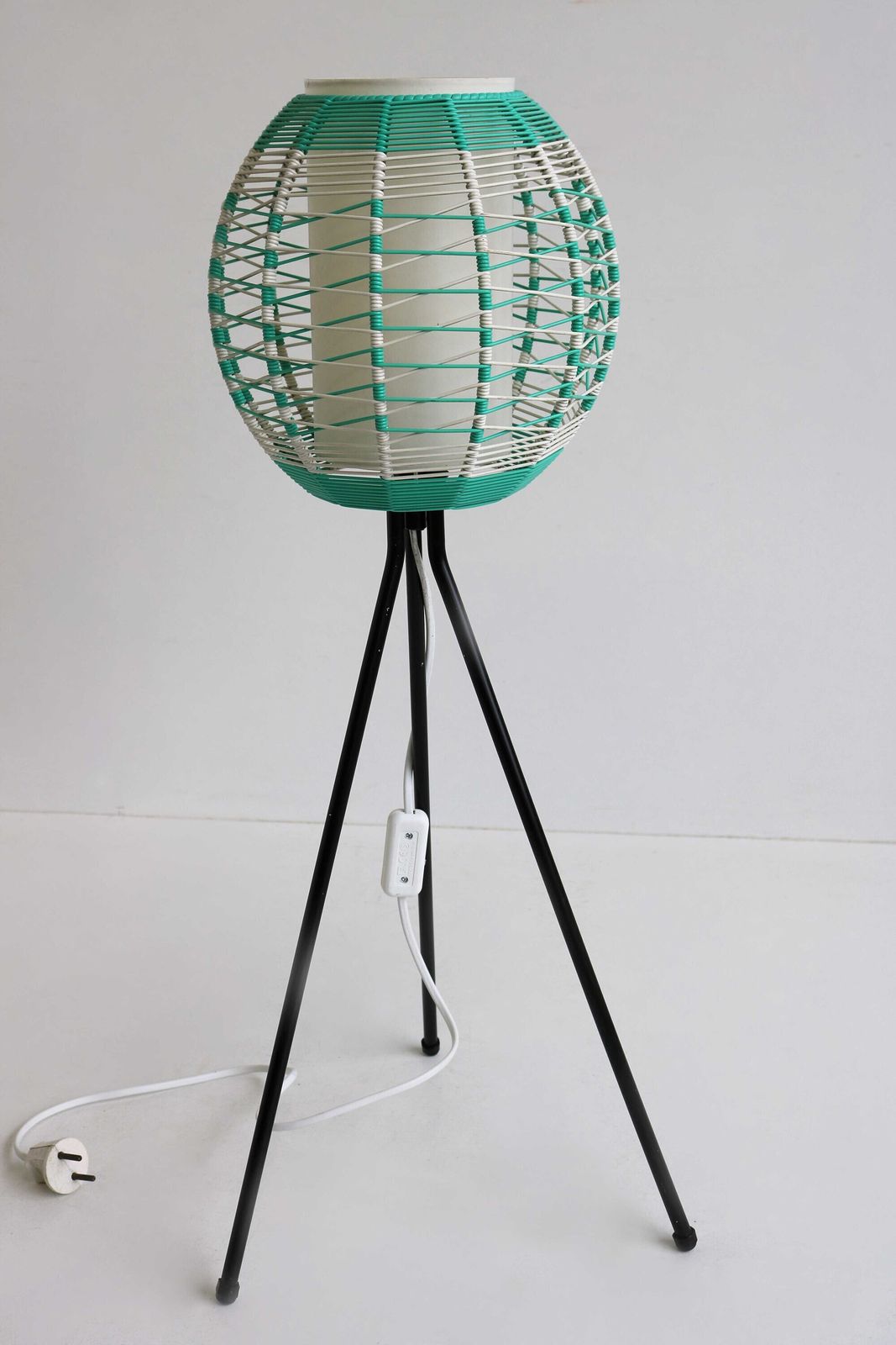 Vintage Driepoot Vloerlamp Uit De Jaren 1960 – Mid Century Modern Minimalistische Lamp Met Vinyl Koordkap photo for sale