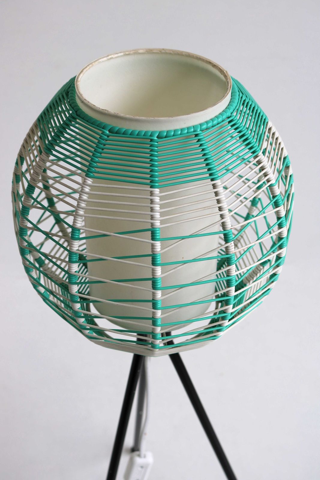 Vintage Driepoot Vloerlamp Uit De Jaren 1960 – Mid Century Modern Minimalistische Lamp Met Vinyl Koordkap photo vinterior