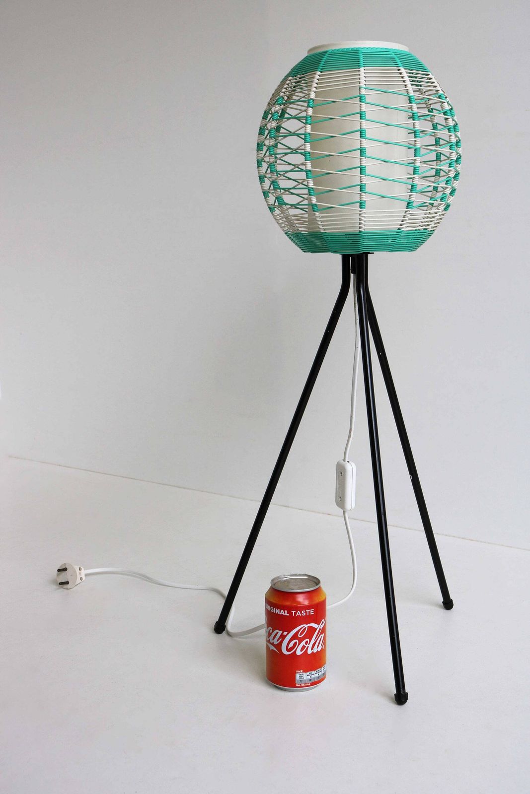 photo furniture Vintage Driepoot Vloerlamp Uit De Jaren 1960 – Mid Century Modern Minimalistische Lamp Met Vinyl Koordkap