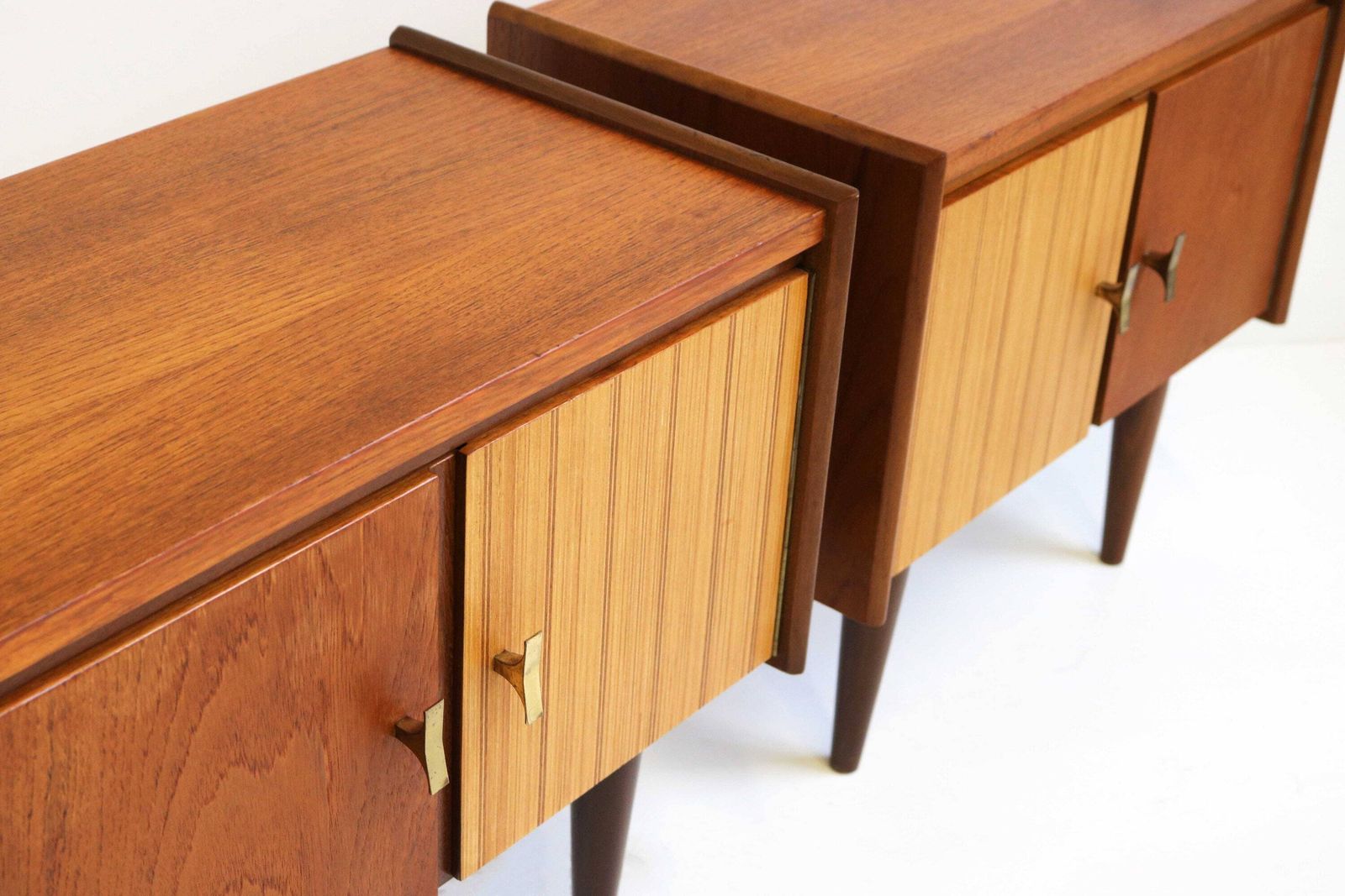Paar Mid Century Modern Teakhouten Nachtkastjes Met Twee Houtskleuren En Messing Details – Scandinavisch/Deens Design, Ca. Jaren 1960 – Bijzettafel photo furniture