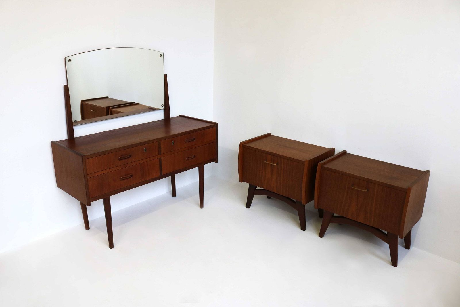 photo for sale Scandinavisch Modern Teakhouten Kaptafel Of Ladekast Met Spiegel – Bijzettafel, Wandtafel, Slaapkamermeubilair – Mid Century Modern