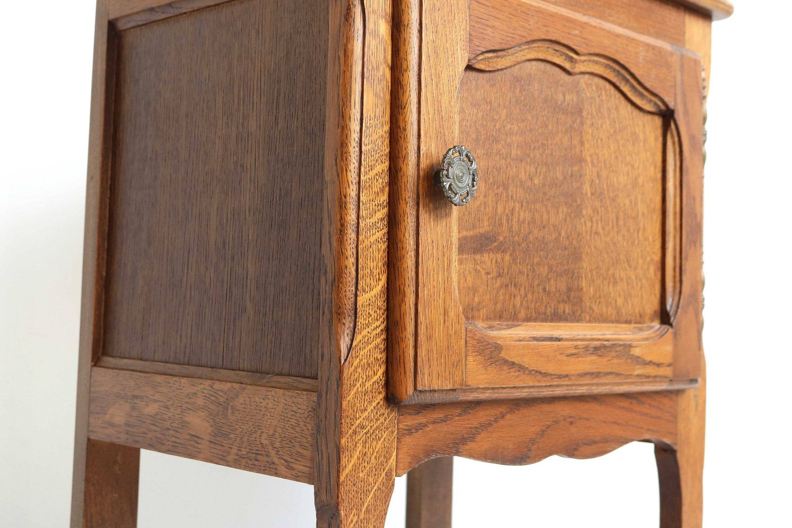 Houten Mid Century Frans Louis XV Stijl Nachtkastje Met Gebogen Poten En Deur, Boerenwoonstijl, Ca. 1960 photo vintage