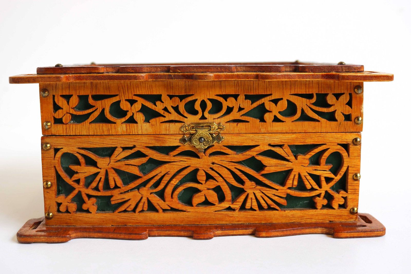 Homemade Black Forest Openwork Carved Wooden Jewelry Box 1950s Wood Storage Box Jugendstil Style Jigsawn Box Green Velvet Flower Details photo vinterior